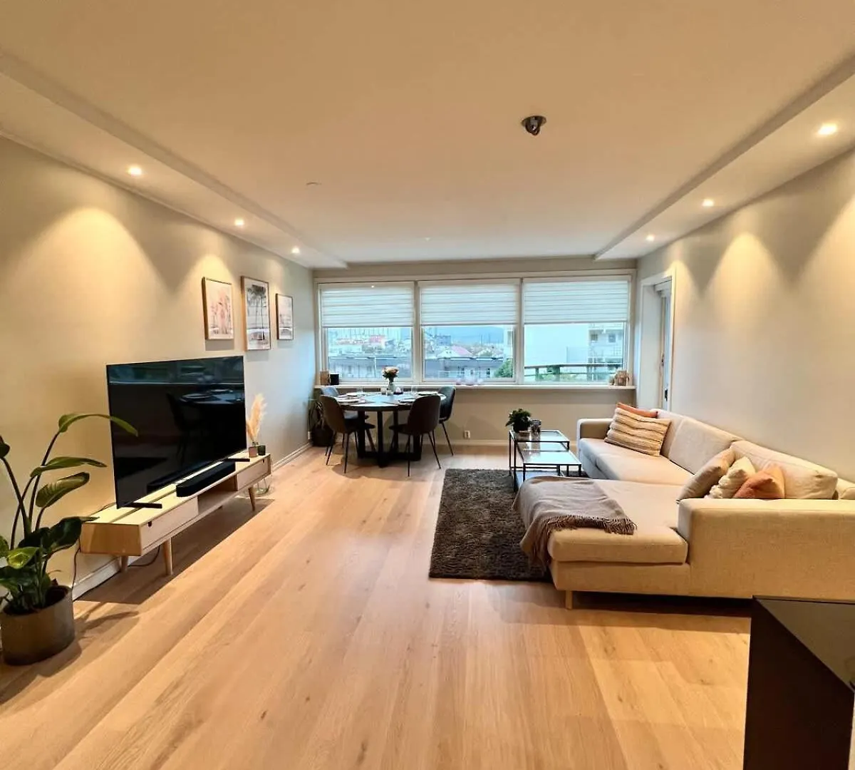 Sea View & Balcony - Top-Floor Apartment Near Old Bergen Holiday home